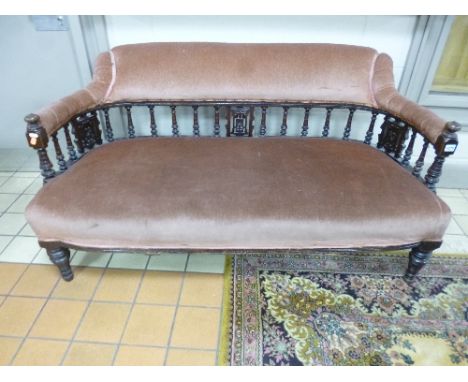 AN EDWARDIAN PINK UPHOLSTERED SOFA (sd)