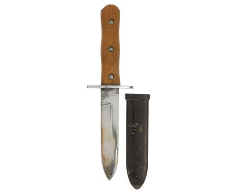 WW2 Period Italian Combat Fighting Knife.A scarce example with a short 5 1/2 inch blade, steel oval cross gaurd with two piec