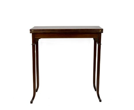 Edwardian mahogany envelope card table. Inlay stringing, opens to green baize top. Closed: 70cm, D 35cm, H 73cm.