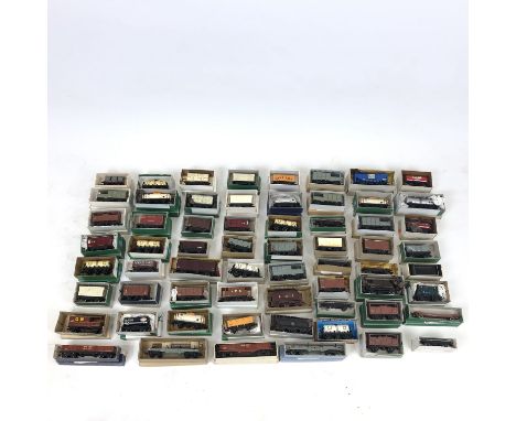 Hornby Dublo Model Railway 00 gauge- Large quantity of vintage goods rolling stock including Bogie bricks, Chlorine tanks 467