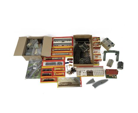 Hornby Model Railways: 00 gauge - BR green 4-6-2 'Boadicea' Britannia class loco and tender 70036 R 2484; Provincial Railways