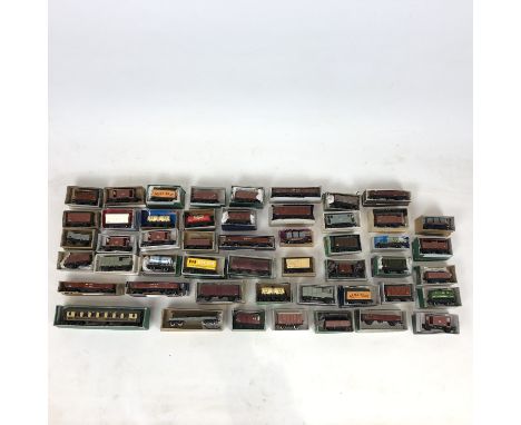 Hornby Dublo Model Railway 00 gauge - Large quantity of vintage goods rolling stock including bogie bricks, passenger fruit v