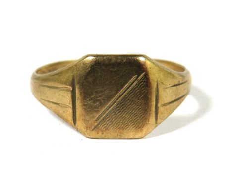 9ct Yellow Gold Signet Ring with unmarked Cartouche.  Finger size 'P'    2.3g