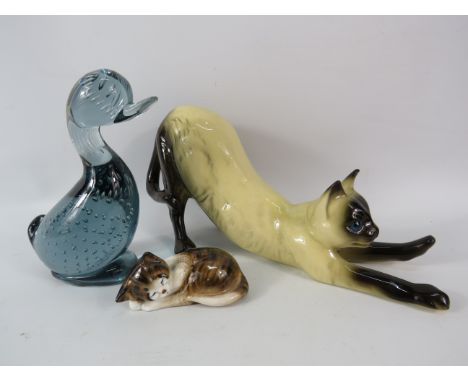 Mixed lot to include a Whitefriars artic blue controlled bubble Dilly duck, Coopercraft &amp; Royal Doulton cat figurines.