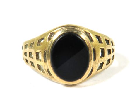 9ct Yellow Gold Ring with Geometric pierced shoulders,  set with an oval Onyx which measures 10 x 7mm.   Finger size Q  2.6g