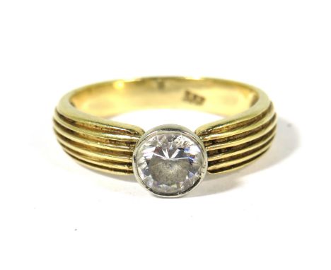 14ct Yellow Gold Ring set with a circular CZ clear gemstone which measures approx 5.5mm .  Finger size 'O'  4.0g
