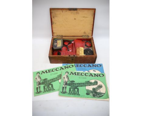 Small Set of Vintage Meccano with booklets. See photos. 