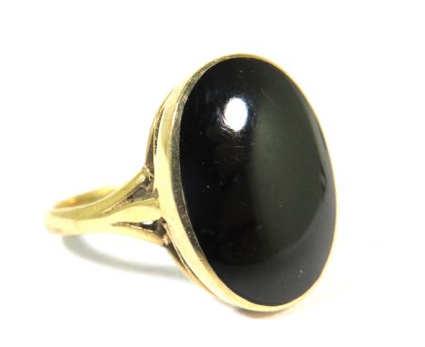 9ct Yellow Gold Ring set with a large Oval Black Onyx which measures approx 17 x 13 mm.  Finger Size 'P''   3.2g