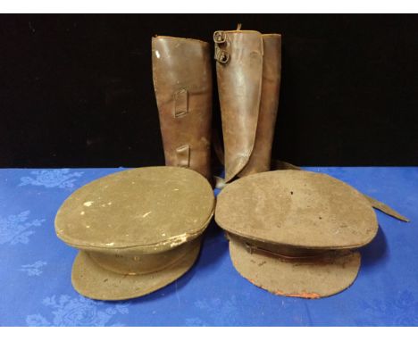 A PAIR OF LEATHER PUTTEES and two Army caps (4)