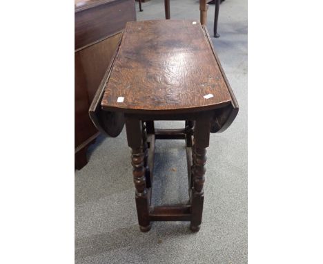 AN 18TH CENTURY OAK OVAL GATELEG TABLE on bobbin turned supports, 66cm high x 72cm long x 70cm wide 