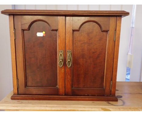 AN EDWARDIAN MAHOGANY WALL MOUNTED CABINET fitted single shelf enclosed by a pair of arched panelled doors, 36cm high x 46cm 