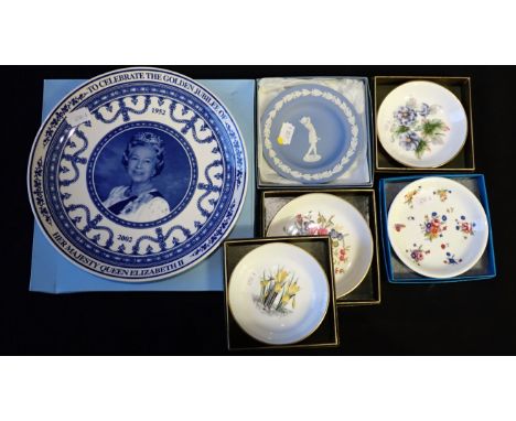 A WEDGWOOD FEMALE GOLFER DISH, AND OTHER ITEMS including three Worcester dishes, a Wedgwood commemorative plate, and a Poole 