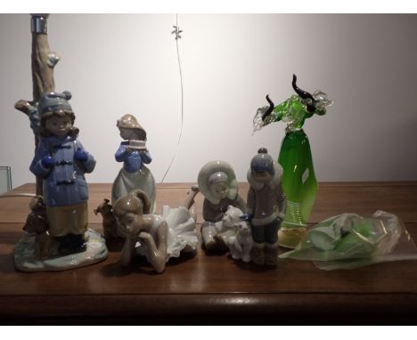 A SMALL COLLECTION OF LLADRO FIGURES including a lamp, together with a Murano glass figure (a/f) (6) 