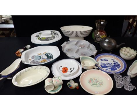 A COLLECTION OF POOLE AND SUSIE COOPER TABLEWARE and other items