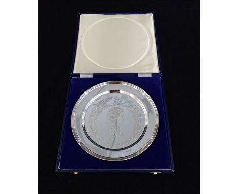 A ELIZABETH II 1977 JUBILEE SILVER COMMEMORATIVE PLATE By R&amp;D, London 1977, engraved with design by Pietro Annigoni, 23cm