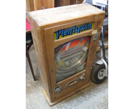 Vintage Plentywin slot machine game.(B.P. 24% incl. VAT)   CONDITION REPORT:  Not tested if working.  Wood frame is tired, ma