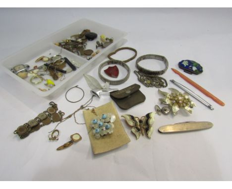 A tray of mixed bijouterie and enamel badges