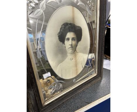 Photographic portrait print in mirrored surround