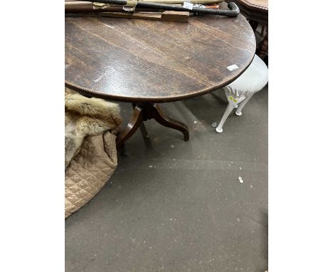 Georgian oak supper table with turned column and tripod base