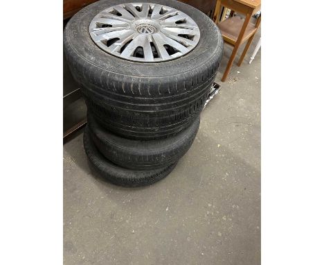 Set of four wheels with Volkswagon (VW) hub caps (42cm)