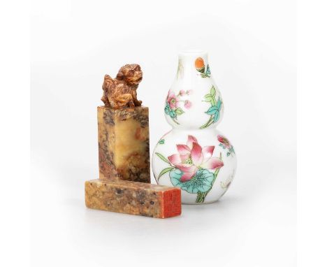 A SMALL CHINESE FAMILLE ROSE DOUBLE GOURD VASE V enamel painted with flowers; together with two Chinese soapstone seals. (3) 