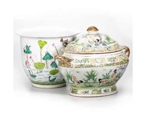 A CHINESE EXPORT FAMILLE VERTE 'CHICKENS' TUREEN AND COVER, 19TH CENTURY oval, enamel painted with chickens within floral bor