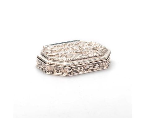 A CHARLES II STYLE CAST SILVER SNUFF BOX maker WCS, London 1979, rectangular with canted corners, the hinged cover decorated 