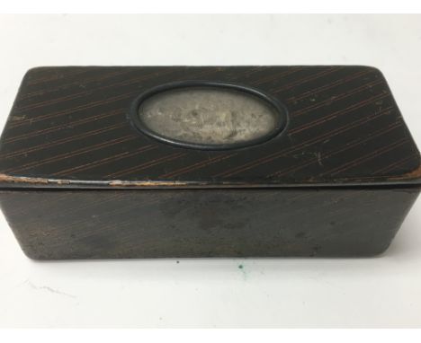 A Georgian snuff box the rectangle lid inset with an image of a gun dog .