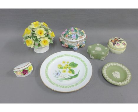 Mixed lot to include a Spode 'Country Lane' patterned plate, floral encrusted posy, Wedgwood trinket dish, etc., (a lot) 
