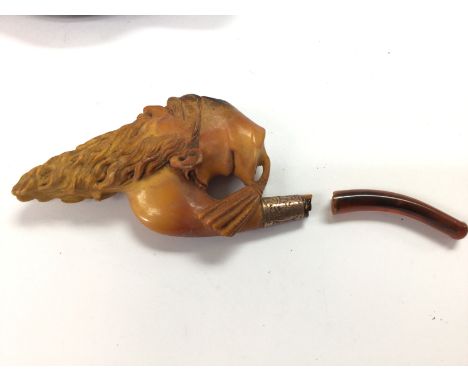 A carved pipe with case. Damaged. Postage B- NO RESERVE