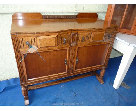 An Art Deco light oak sideboard with cutlery tray 47" x 39" x 20".