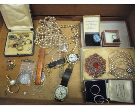 A mixed lot of jewellery to include a 9ct gold cross, 1g, 9ct gold and silver rings, watches, pearl necklaces, brooches and o
