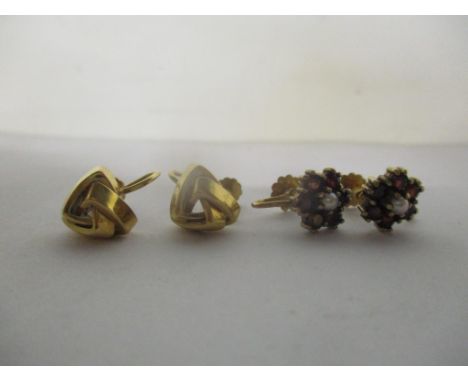 A pair of seven stone half pearl centre and (6) round faceted garnets surround peg claw set, yellow mounts, screw fittings st