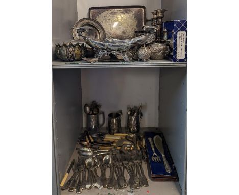 A mixed lot of silver plate and metalware to include trays, candlesticks, condiments, a shoe horn in the form of a lizard and