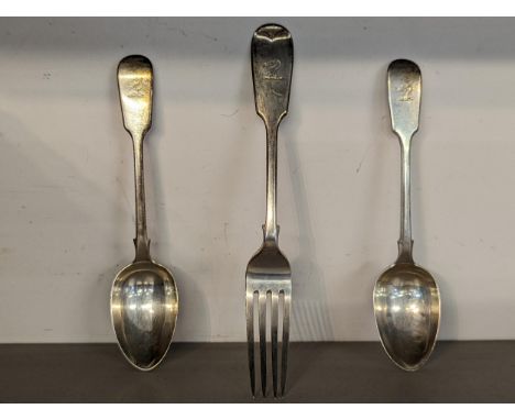 Silver flatware comprising two dessert spoons and a table fork, London 1905, 168g 