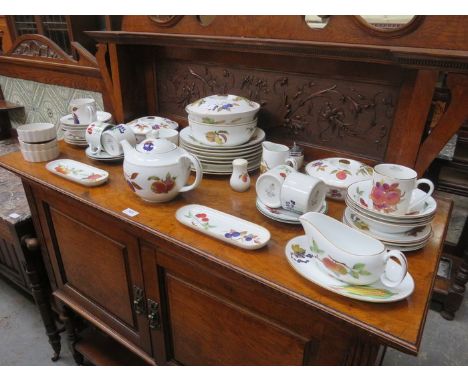 PARCEL OF ROYAL WORCESTER EVESHAM AND ROYAL WORCESTER EVESHAM VALE TEAWARE 