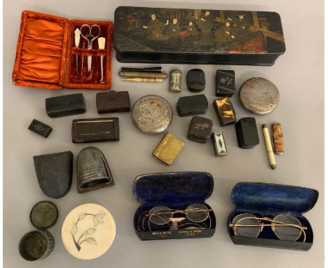 A small boxed quantity to include a papier mache snuff box, travelling inkwell, gilt vesta/stamp box, a boxed thimble drinks 