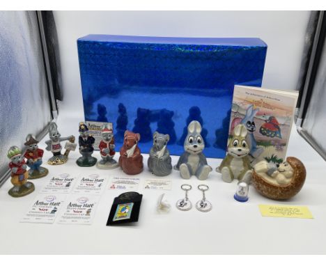 Collection of Wade Arthur Hare Figurines to include key rings and thimble. 
Good condition, no damage. 