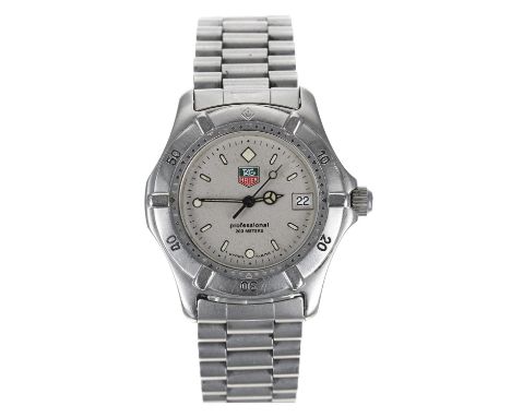Tag Heuer 2000 Series Professional stainless steel mid-size gentleman's wristwatch, reference no. 962.213R, light grey dial, 