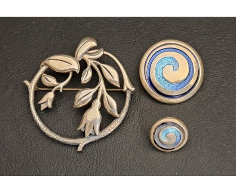 SHEILA FLEET ENAMEL DECORATED 'SURFBREAKER' BROOCH2.7cm wide; together with a single matching earring; and a Malcolm Gray for