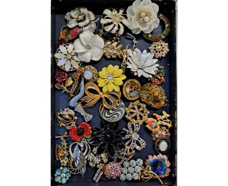 GOOD SELECTION OF FORTY VINTAGE BROOCHESincluding mother of pearl, enamel and paste set examples (40)