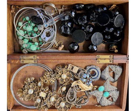 SELECTION OF VINTAGE COSTUME JEWELLERYincluding a green glass bead necklace, a simulated pearl and gilt flower design necklac