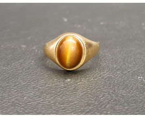 CABOCHON TIGER'S EYE RINGin nine carat gold, ring size K-L and 3.1 grams