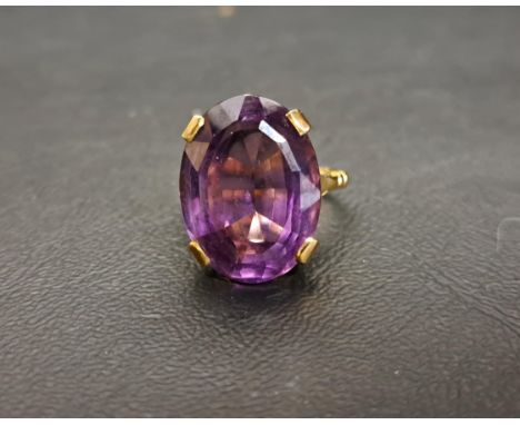 AMETHSYT SINGLE STONE DRESS RINGthe large oval cut amethyst measuring approximately 13.1 x 8.2 x 9.9mm, on nine carat gold sh