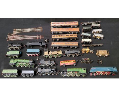 COLLECTION OF 00 GAUGE ENGINES AND WAGONS including Green Arrow 4771, Papyrus 2750, Sir Nigel Gresley, Lner 4520, Lima 68920,
