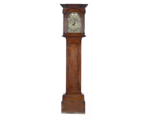 AN OAK EIGHT DAY LONGCASE CLOCK, 18TH/EARLY 19TH C  the brass breakarched dial with matted and engraved centre and date apert