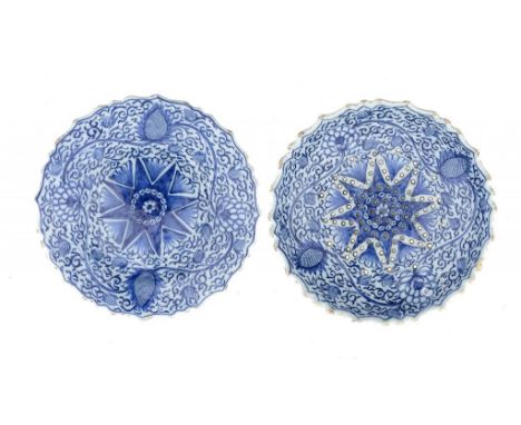 A DUTCH DELFTWARE THREE FOOTED CRESS DISH AND STAND, DE PORCELEYNE LAMPETKAN, C1770  painted with a star centred floral desig