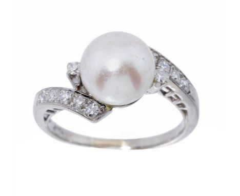 A DIAMOND AND PEARL TWIST RING  in white gold, indistinct control mark and 14K, 4.2g, size H ++In fine condition