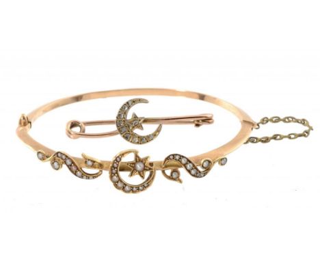 A DIAMOND, SPLIT PEARL AND GOLD STAR AND CRESCENT SAFETY PIN AND A SIMILAR SPLIT PEARL AND GOLD BRACELET, BOTH C1900 9.8g ++B
