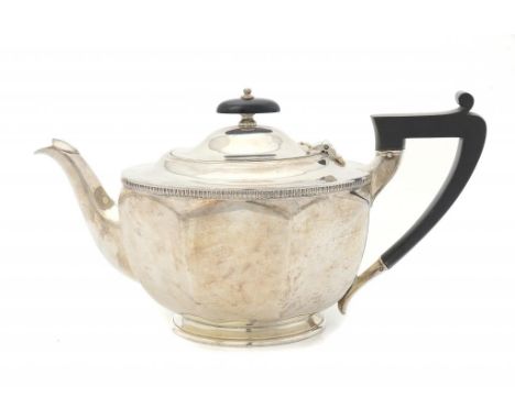 A GEORGE V SILVER TEAPOT 13cm h, by Harrison Brothers & Howson, Sheffield 1930, 20ozs 10dwts gross ++As new